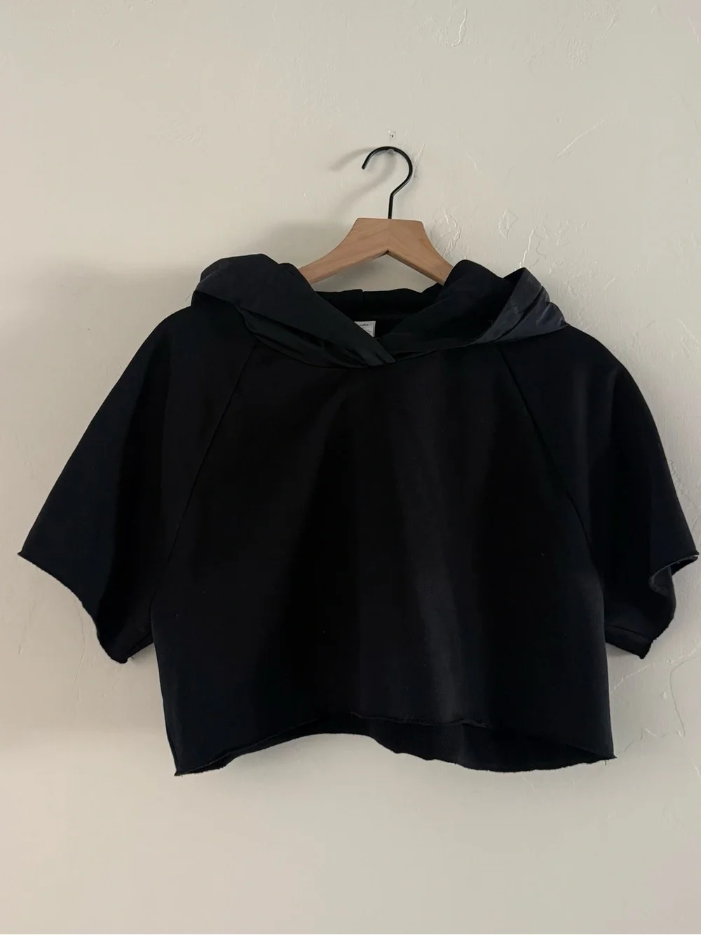 ALO Cropped In The Air Short Sleeve Hoodie - Black